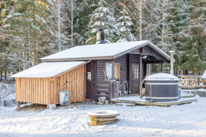 Tavastia Privacy's yard sauna and hot tub in the winter afternoon sun.