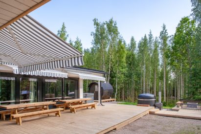 The terrace of Villa Springrock can be covered with roller awnings that serve as sun and rain protection.