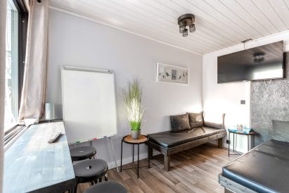 The cabin located next to the living room in Villa Springrock is suitable, for example, as a meeting or group workspace.