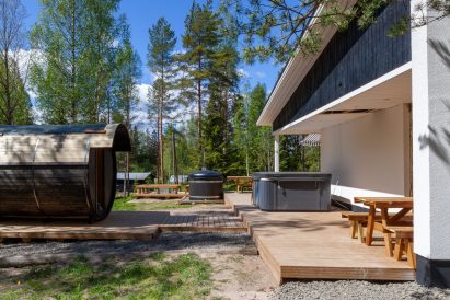 At the edge of the courtyard of Villa Springrock, you'll find a wood-heated hot tub and a separate wood-heated barrel sauna. On the terrace, there is a year-round electric jacuzzi.