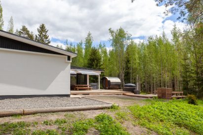 The courtyard terrace of Villa Springrock is located at the back of the house, close to nature.