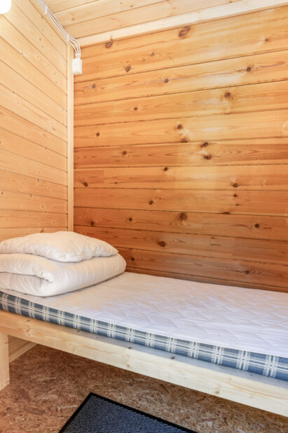 Both ends of the year-round accommodation cabin at Loppi Wilderness Villa feature a sleeping nook with one bed each.