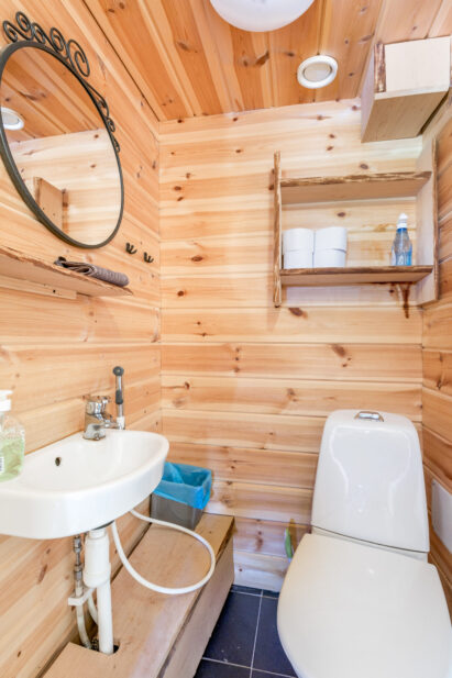 The bathroom of the Mini Villa in Loppi Wilderness Villa is located in the hallway between the living room and the sauna.