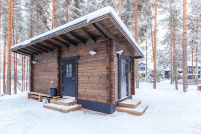 The scenery sauna of Loppi Luxus. In the background, Räyskälä Grand Villa.