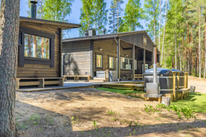 In the yard of Loppi Luxus, there is a wood-heated scenery sauna, lean-to, and 2 wood-heated hot tubs.