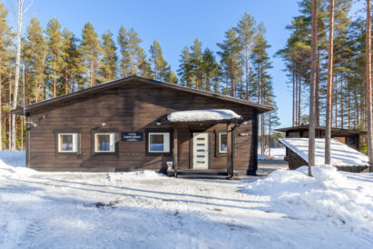The entrance to the main building of Loppi Luxus.