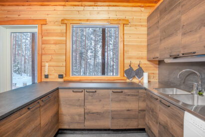 The kitchen at Loppi Luxus also offers a view over the terrace to Lake Kaartjärvi.