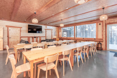 The tables in Loppi Luxus main hall can be arranged lenghtwise, providing space for approximately 28 people for dining at the tables. Additional space is provided by the sofa group and the scenery bar counter along the window wall.