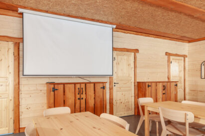 As meeting displays of Loppi Luxus, there are a data projector and 1-2 smart TVs.