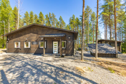The main villa of Loppi Luxus, captured from the direction of Räyskäläntie local road towards Lake Kaartjärvi.