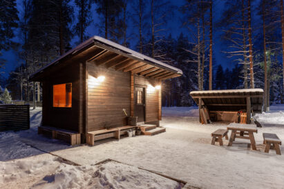 etween the main building and the scenery sauna at Loppi Luxus, there is a spacious open terrace, providing clean access to the outdoor hot tubs.