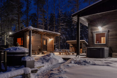 Between the main building and the scenery sauna at Loppi Luxus, there is a spacious open terrace, providing clean access to the outdoor hot tubs. In the terrace is a year-round outdoor jacuzzi.