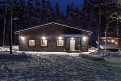 Loppi Luxus's entrance side as the winter evening darkens.