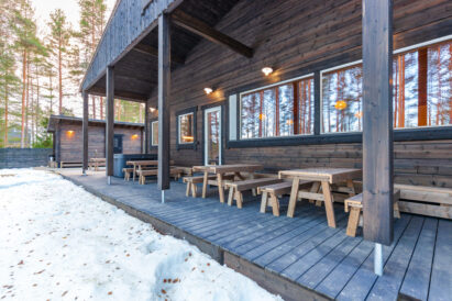 The tables on the terrace of Loppi Luxus can be easily arranged in the desired way. In the picture, the tables are arranged crosswise.