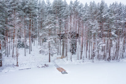 From the front of Loppi Luxus, you can descend stairs down to the shore of Kaartjärvi. In winter, it's possible to saw a hole in the ice in front of the dock for the most enthusiastic winter swimmers!