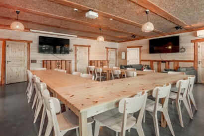 The tables in Loppi Luxus's main hall can be arranged in a horseshoe shape, providing space for approximately 25-30 people for meetings at the tables. Additional space is provided by the sofa group and the scenery bar counter along the window wall.