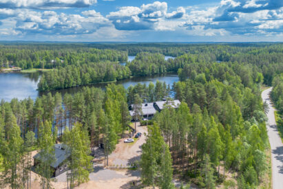 The Loppi Peace area is located along the shores of Lake Kaartjärvi. On the left is Loppi Luxus, and on the right, Räyskälä Grand Villa.