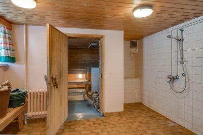 In the lower floor of Räyskälä Grand Villa, there are a total of 3 saunas. Pictured here is the shower room of the wood-heated sauna.