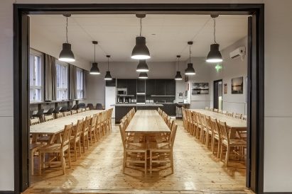 In the main hall of Räyskälä Grand Villa, there is seating for up to 80 guests. The arrangement and number of tables can be adjusted according to needs. At the end of the main hall, there is a fully equipped open kitchen.