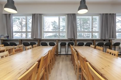 On the window side of the main hall in Räyskälä Grand Villa, there is a scenery bar counter with a view of Lake Kaartjärvi.