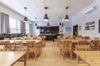 In the main hall of Räyskälä Grand Villa, there is seating for up to 80 guests. The arrangement and number of tables can be adjusted according to needs. At the end of the main hall, there is a fully equipped open kitchen.