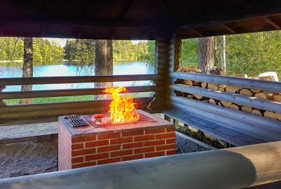 The barbecue shelter of Räyskälä Grand Villa is located right on the shore of Lake Kaartjärvi.