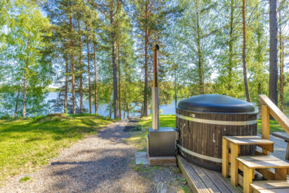 The hot tub terrace of the Räyskälä Grand Villa is located right by the scenic Lake Kaartjärvi. Stairs from the terrace lead down to the lakeshore and the pier.