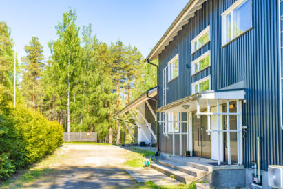 The separate apartment at the west end of the Räyskälä Grand Villa is also available for rent independently as the Räyskälä Lake Apartment. This apartment has its own entrance from the front yard.