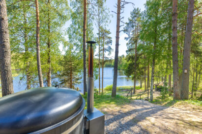 The hot tub terrace of the Räyskälä Grand Villa is located right by the scenic Lake Kaartjärvi. Stairs from the terrace lead down to the lakeshore and the barbecue shelter.