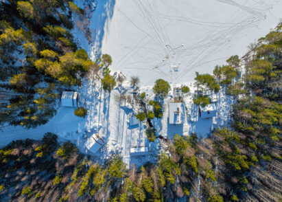 The buildings of Syväjärvi in Evo in the spring-winter sun.